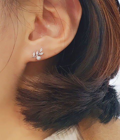Cubic Laurel Stud Earrings (SILVER POST) Secondary image