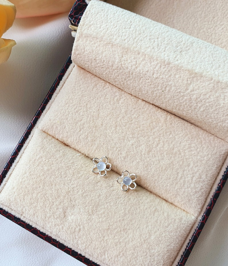 [92.5 Silver] Daisy Silver Earrings Secondary image