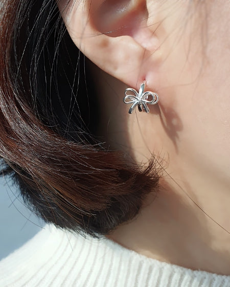 [92.5 Silver] Double Ribbon Point Earrings Secondary image