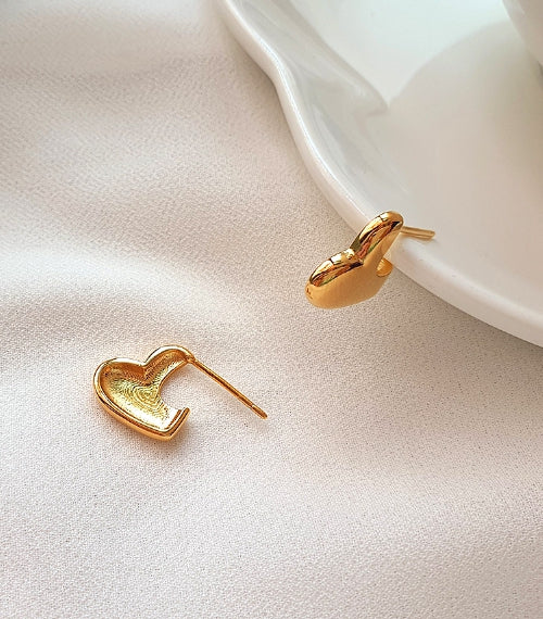 [92.5 Silver] Flat Heart Shape Earrings-Holiholic Main image