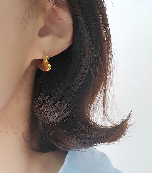 [92.5 Silver] Flat Heart Shape Earrings Secondary image