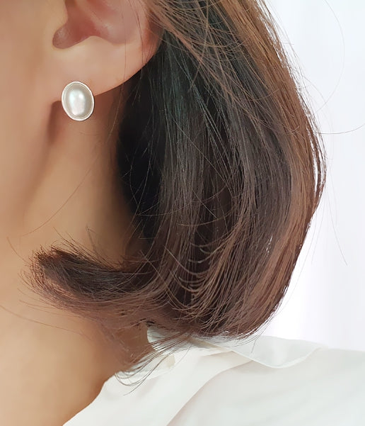[92.5 Silver] Simple Round Pearl Earrings Secondary image