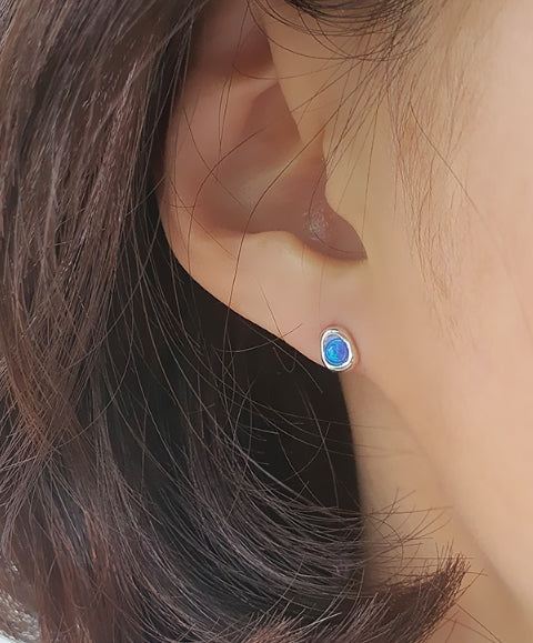 [92.5 Silver] Stone Point Stud Earrings Secondary image