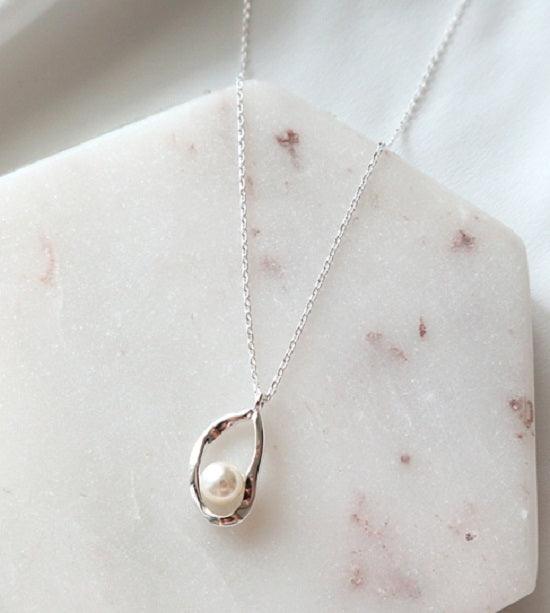 [92.5 Silver] Angel Eyes In Pearl Necklace - HOLIHOLIC