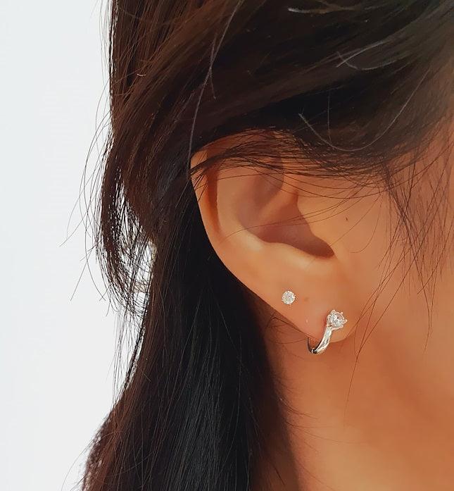 [92.5 Silver] Cubic Crown Hoop Earrings Secondary image