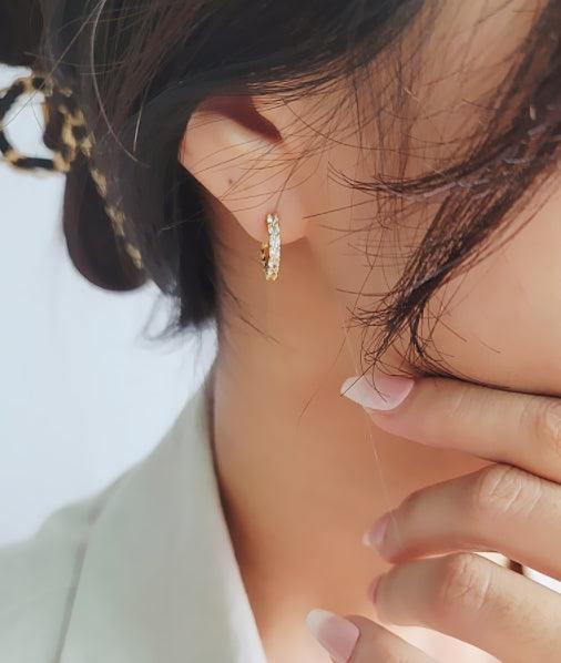 [92.5 Silver] Cubic Crown Hoop Earrings Secondary image