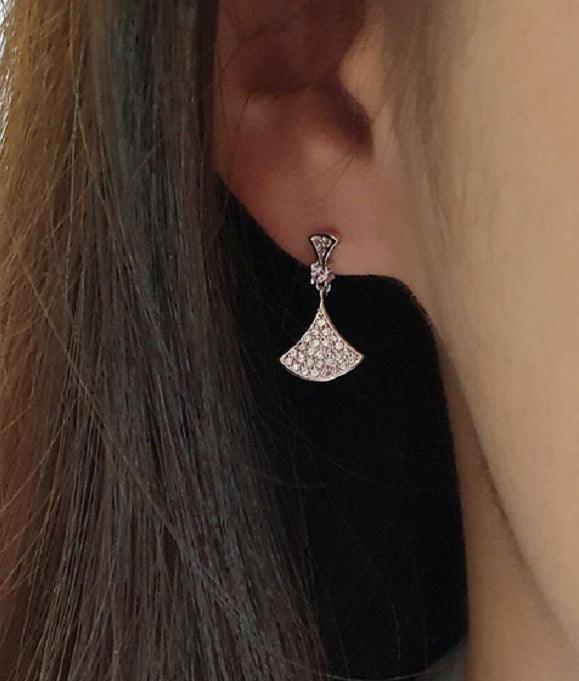 [92.5 Silver] Elizabeth Drop Earrings Secondary image