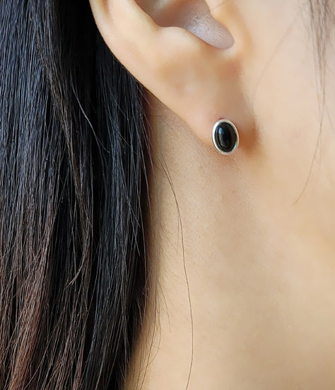 [92.5 Silver] Mini Black Stone Stud Earrings Secondary image