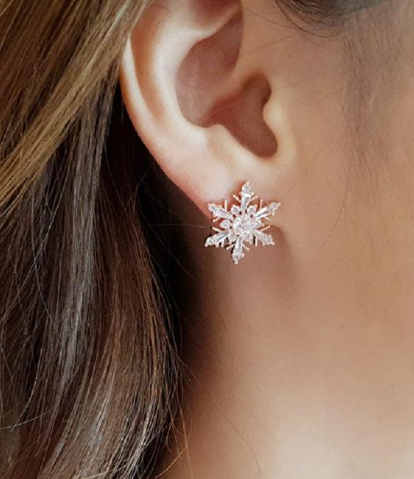 [92.5 Silver] Snow Flower Stud Earrings - HOLIHOLIC