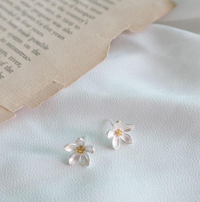[92.5 Silver] Daffodils Petit Stud Earrings - HOLIHOLIC Main image