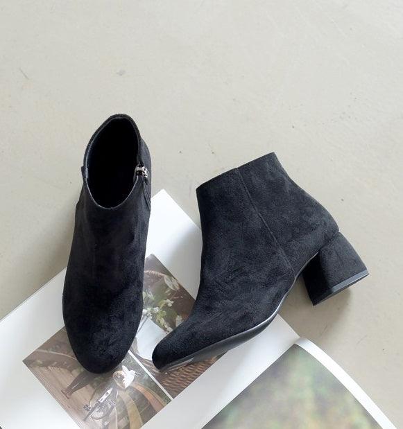 Minimalist Boots in Black - HOLIHOLIC