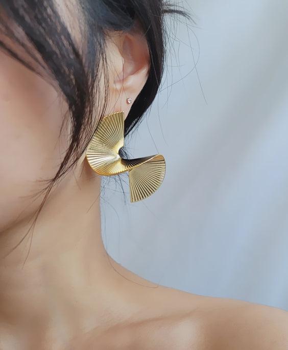Modern Wavy Stud Earrings Secondary image