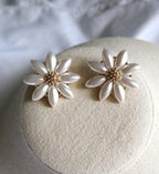 Pearl Daisy Stud Earrings - HOLIHOLIC