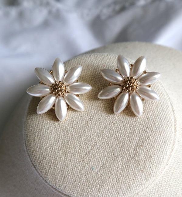 Pearl Daisy Stud Earrings - HOLIHOLIC