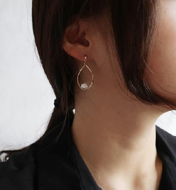 Pearl Signature Dangle Earrings Secondary image