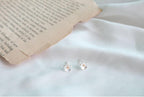 [92.5 Silver] Daffodils Petit Stud Earrings - HOLIHOLIC
