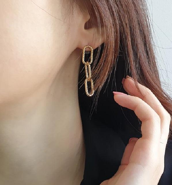 [92.5 Silver] Three Square Drop Earrings Secondary image