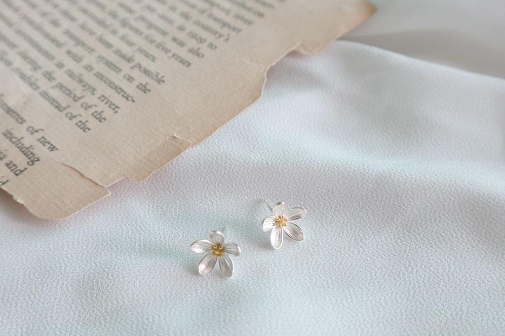 [92.5 Silver] Daffodils Petit Stud Earrings - HOLIHOLIC